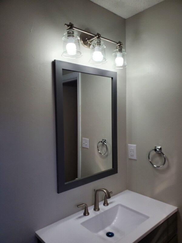 Foto del edificio - 601 Riverhill Cir