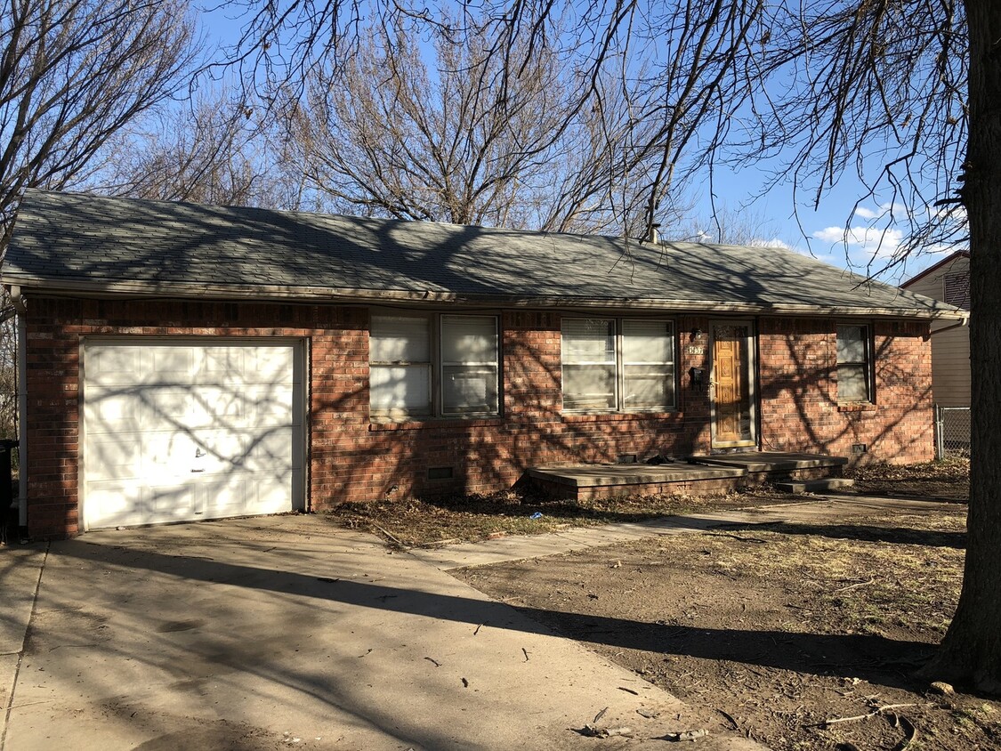Primary Photo - 3 bdrm w/garage