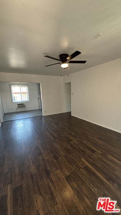 Foto del edificio - 8759 Tobias Ave