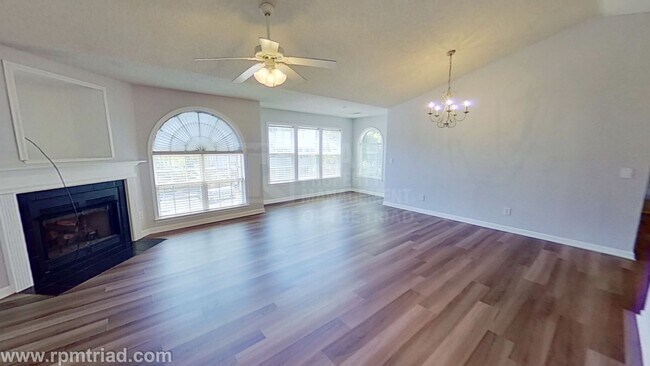 Foto del edificio - Beautifully Updated 2BR/2BA Gated Condo in...