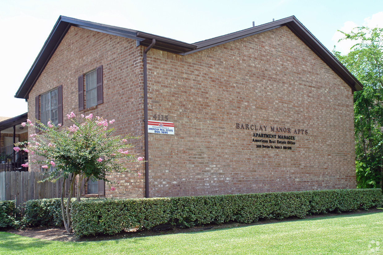 Building Photo - Barclay Manor