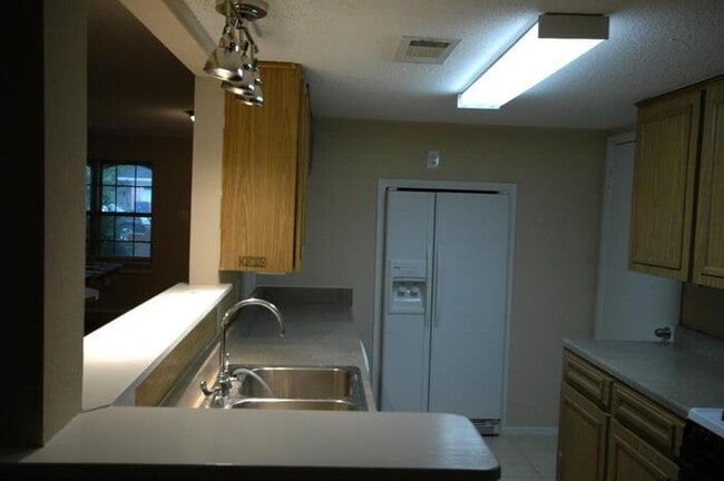 Building Photo - EAST SIDE CHARMER!