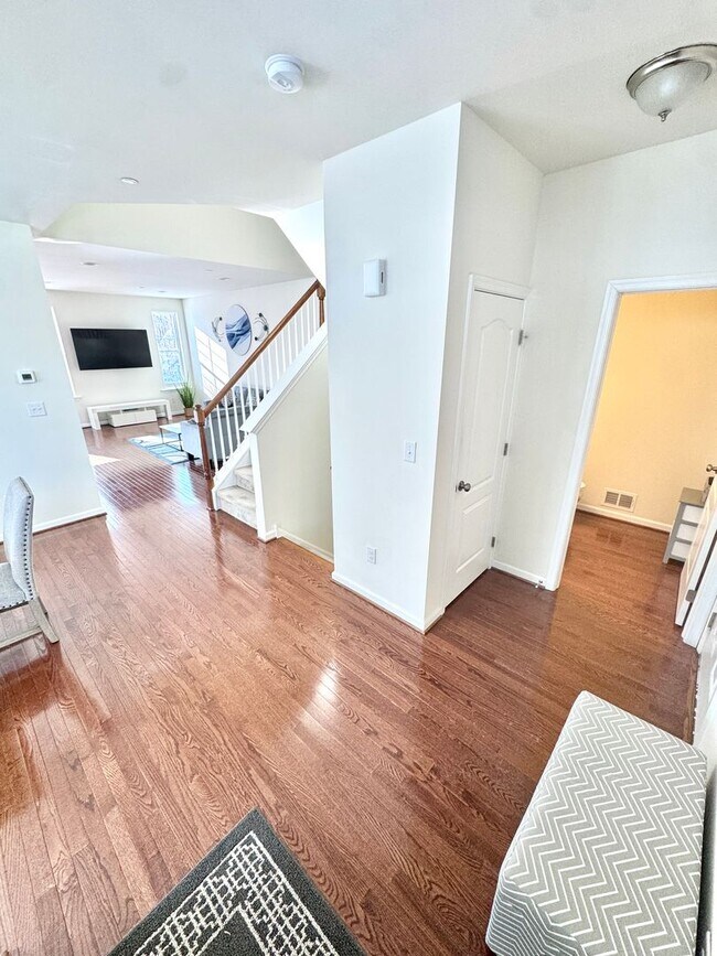 Foto del edificio - THREE BEDROOM TOWNHOME- PARKLAND SCHOOLS!