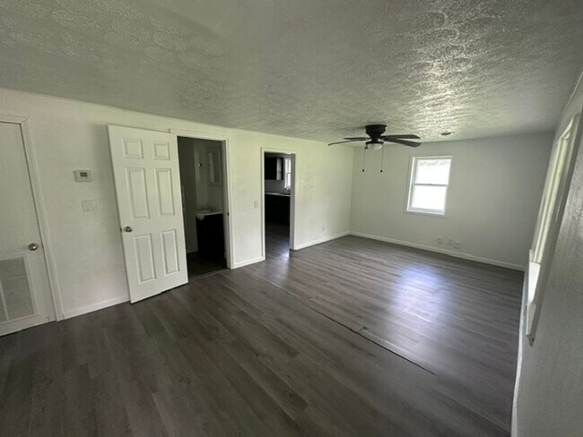 Foto del edificio - 3 Bed 2 Bath Fully Remodeled Home
