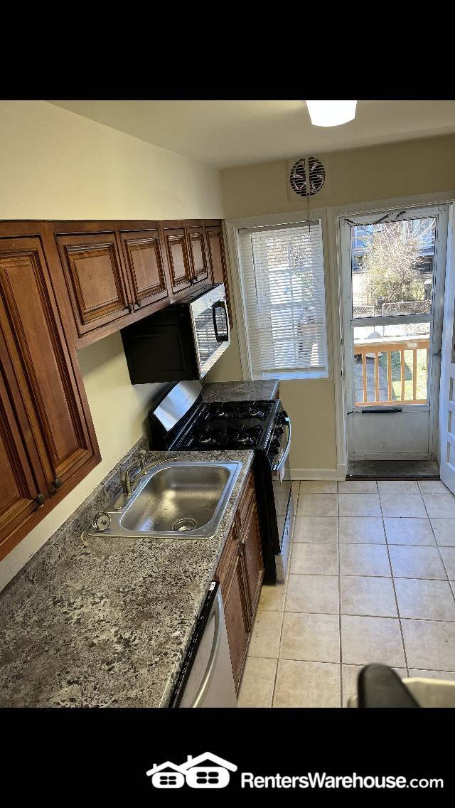 Building Photo - 10 Enjay Ave