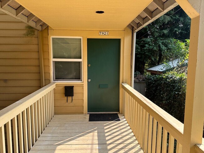 Building Photo - South Tabor 3 Bedroom 1 Bath Duplex Unit -...
