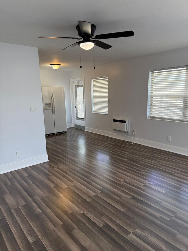 Building Photo - 2 Bedroom 1 Bath