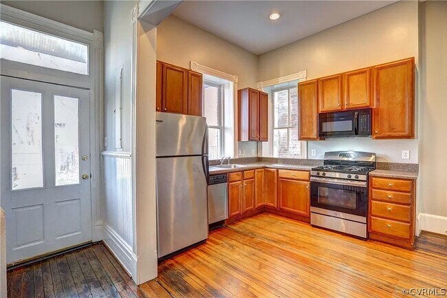 Building Photo - Beautiful 4 Bedroom & 3 Bathroom Home / Av...
