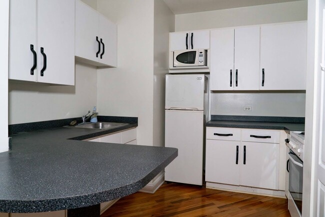 Building Photo - Uptown - Studio - Steps to Montrose Beach / Lake Michigan