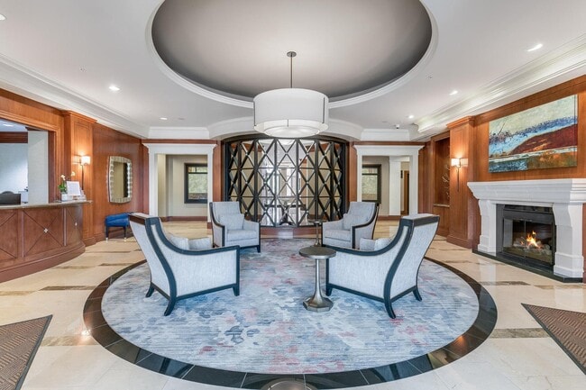 Foto del edificio - 8220 Crestwood Heights Dr