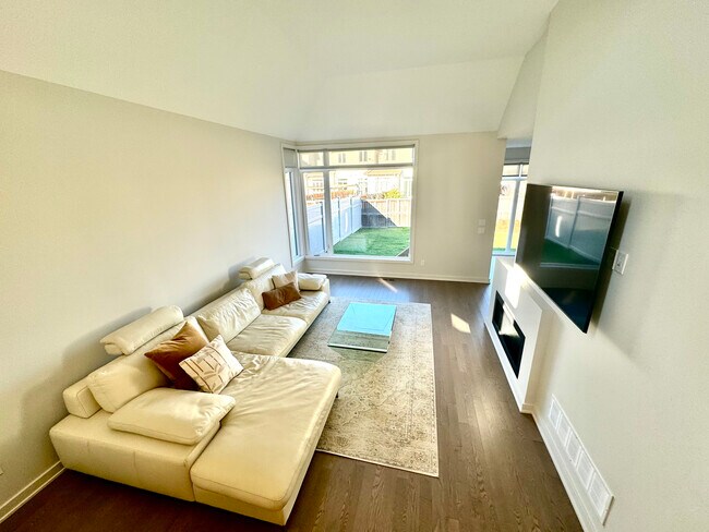 Photo du bâtiment - Stunning 4-Bedroom Family Home in Riverside South, Ottawa