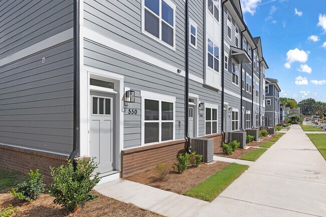 Foto del edificio - Brand New Townhomes For Lease in WestEnd