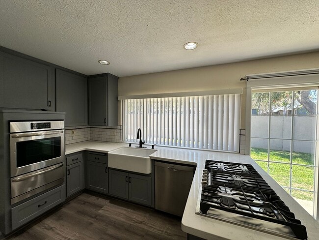 Building Photo - Costa Mesa Upgraded 4 bed 2 bath House in Prime location