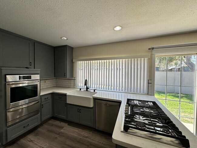 Foto del edificio - Costa Mesa Upgraded 4 bed 2 bath House in Prime location