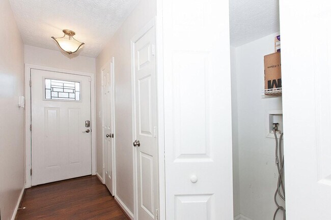Foto del edificio - Spacious Williamsburg Townhome with Modern...