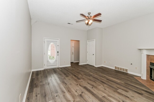Building Photo - 8445 Clubview Dr