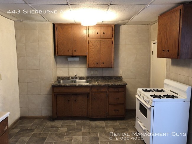 Building Photo - Large 3 Bedroom Close to Everything
