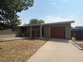 Building Photo - 805 1/2-920 1/2 Crist Dr