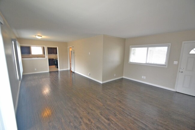 Building Photo - 13713 Busby Dr