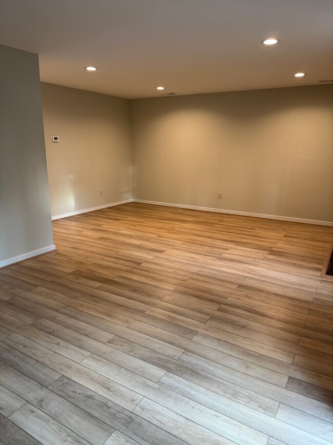 Building Photo - 1306 Sycamore Square Dr