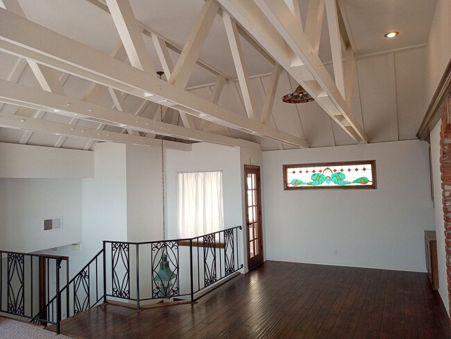 Building Photo - Fabulous 3 bedroom 2 bath tri-level home w...