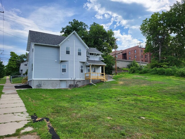 Building Photo - 613 Pershing Ave