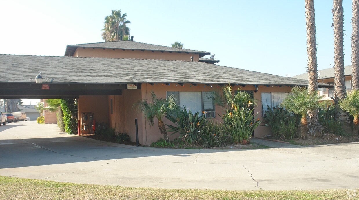 Building Photo - King Flamingo Apartments