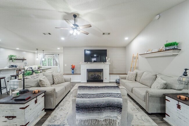 Foto del edificio - Charming 4 bedroom, 3 bathroom with lots of outdoor living space.