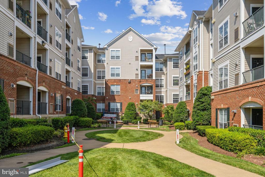 Foto principal - 4850 Eisenhower Ave