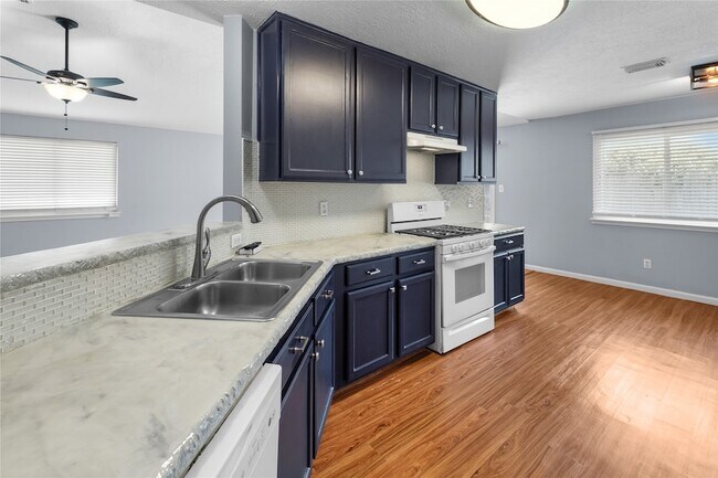 Foto del edificio - 1735 Oak Ridge Dr