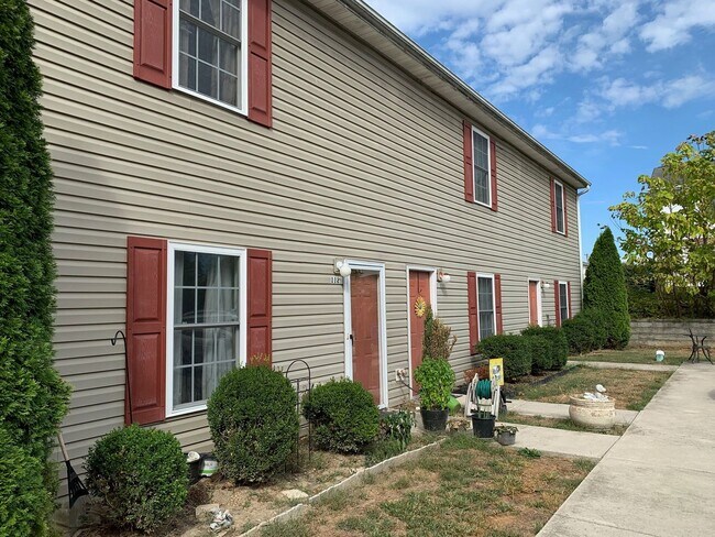 Building Photo - 2 Bedroom 2.5 Bath Townhouse