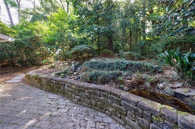 Foto del edificio - 2311 Pembrook Pl NE