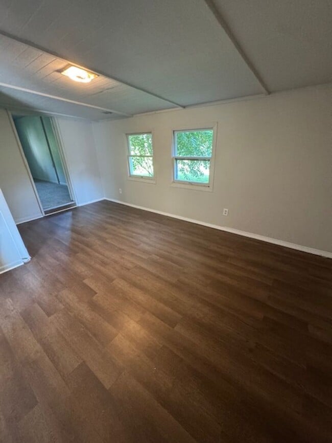 Building Photo - 622 Courtney Dr