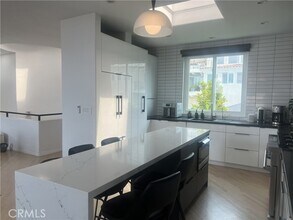 Building Photo - 610 9th St