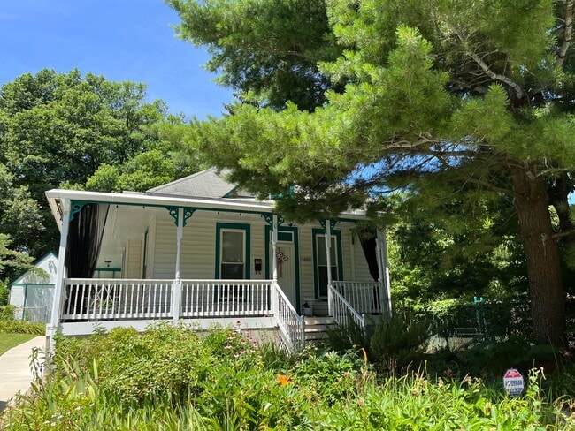 Foto del edificio - Charming and Sunlight 3BD, 1 BA in the Quaint DC Suburb of Mount Rainer, MD!!!