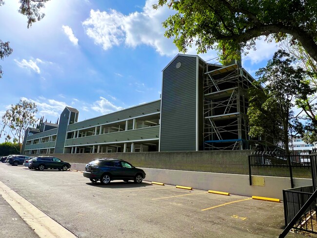 Foto del edificio - 6545 Reseda Blvd