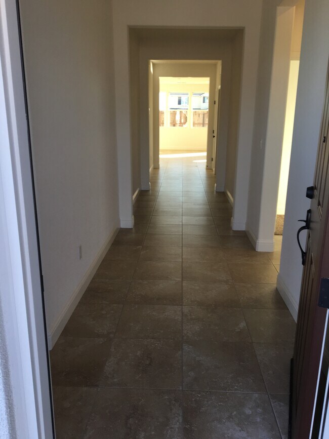 entry way - 1390 W Woodward Ave