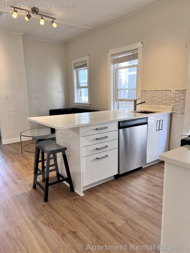 Building Photo - 3BED-1BATH | Renovated | Mins to green/red...