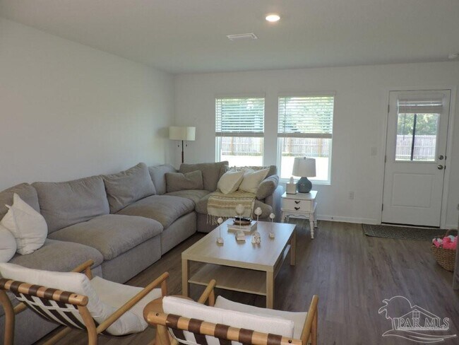 Foto del edificio - 4664 Carlstrom Ln