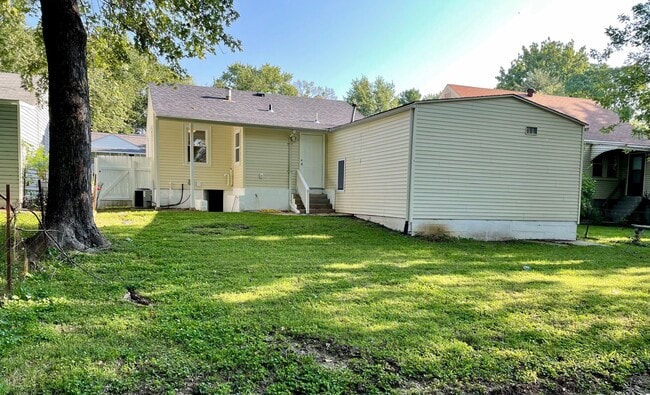 Building Photo - COMING SOON! Beautifully renovated single-...
