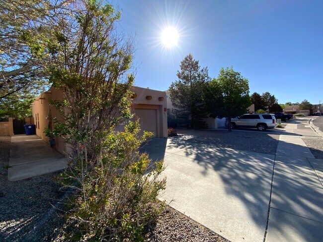 Foto del edificio - 3 Bedroom Single Story Home Available Near...