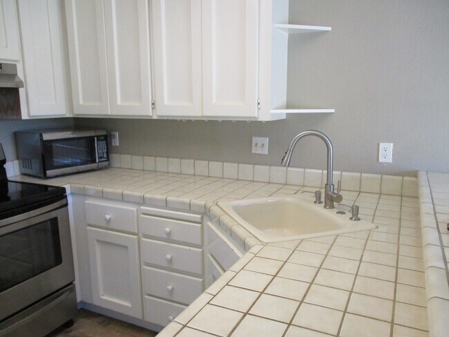 Building Photo - 13 Carriage Ln