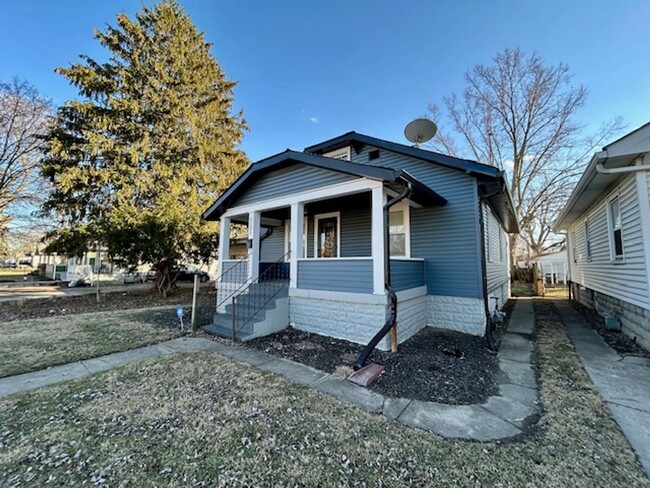 Building Photo - Charming 2 bedroom home, close to downtown...