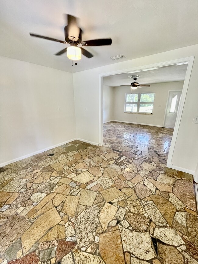 Building Photo - 326 Chattanooga Dr