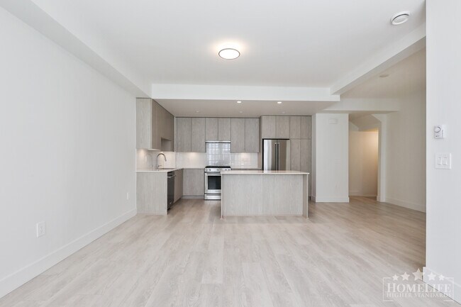 Building Photo - Modern 2-Bed + Den Townhome with Rooftop P...
