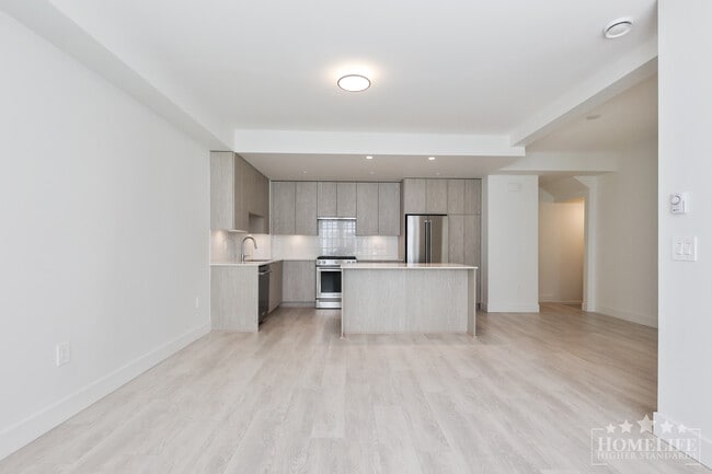 Building Photo - Modern 2-Bed + Den Townhome with Rooftop P...