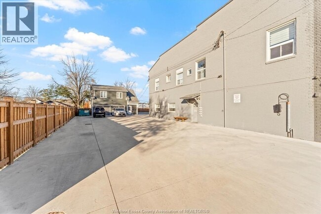 Building Photo - 60 Main St W