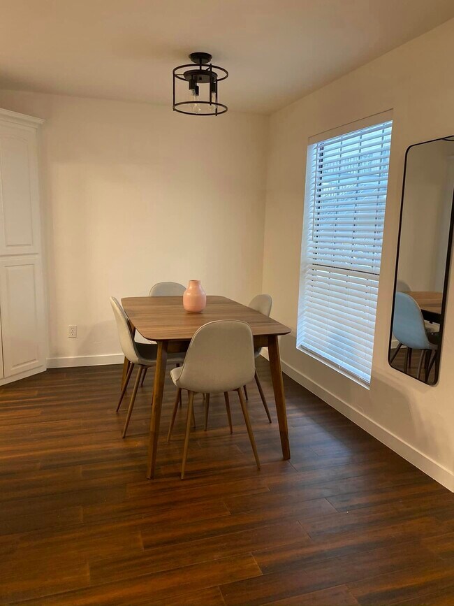 Dining Nook - 2401 Leon St