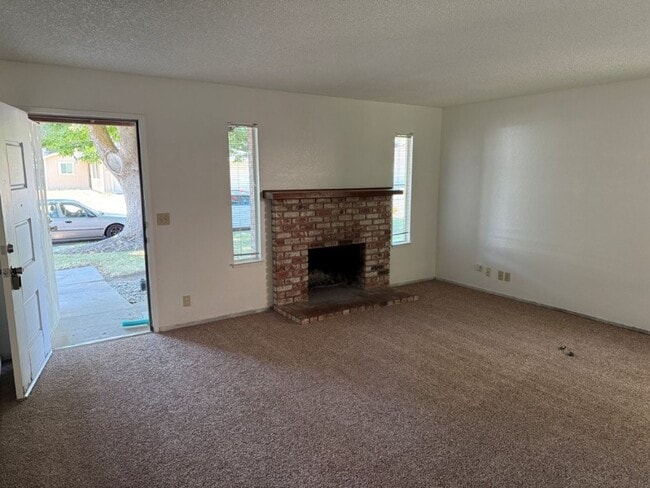 Building Photo - 990/992 JUSTIN DUPLEX