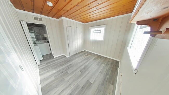 Building Photo - Charming 3-Bedroom Home with Gleaming Hard...